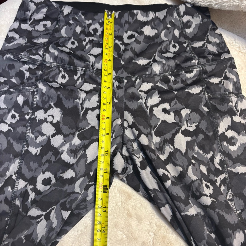 Chico's Zenergy Leggings Small (4/6) Black Gray Abstract Print Stretchy Pockets - Picture 12 of 13
